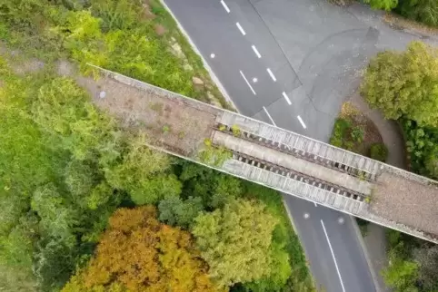 Die Bahntrasse bei Kleinkarlbach von oben.