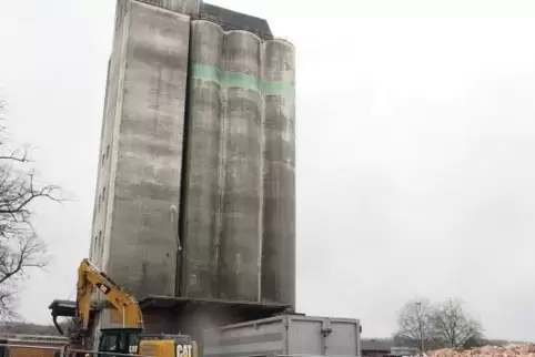 Die Hallen sind bereits verschwunden. Jetzt soll der 37 Meter hohe Silo-Turm Meter um Meter abgetragen werden.