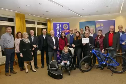 Im Felschbachhof übergab der Lions Club Kusel die Hauptgewinne aus der vergangenen Weihnachtslosaktion.