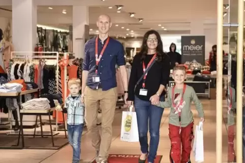 Sarah und Hendrik Krug mit ihren Kindern Jaron (rechts) und Iljan beim Einkaufen in Kandel.