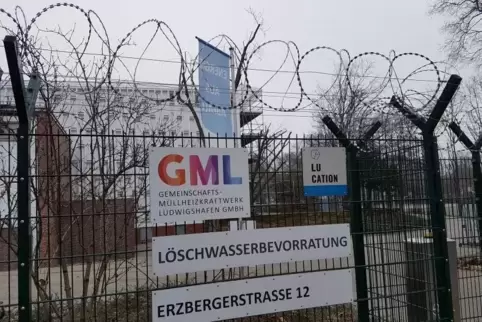 Erzbergerstraße: Stacheldraht schützt das Löschwasser-Reservoir der GML.