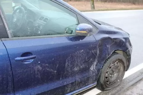 Auto und Lastwagen sind bei dem Zusammenstoß beschädigt worden, die Insassen blieben zum Glück unverletzt.