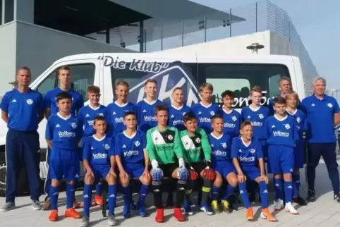 Die U14 des FKP: stehend von links Trainer Andreas Kamphues, Co-Trainer David Wagner (inzwischen von Domenico Zaffiro abgelöst),