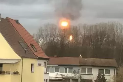 Hell erleuchtet: So sieht der Fackelschein von einem Oppauer Wohnhaus betrachtet aus.