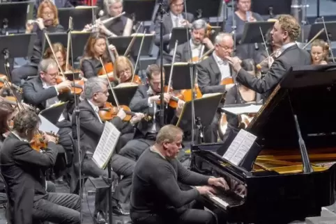 Atemberaubendes Konzert: Deutsche Staatsphilharmonie Rheinland-Pfalz mit Dirigent Michael Francis und Solist Tzimon Barto in Wor