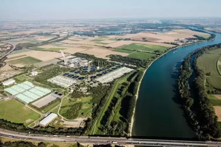 Der Fernverkehr kann die A 6 und die B 9 nutzen, um das Stadtgebiet zu umfahren und zur Kl&auml;ranlage zu kommen.