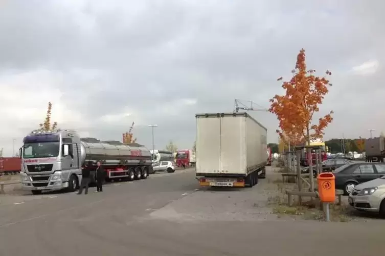 An der Kl&auml;ranlage gibt es einen Ausweichparkplatz f&uuml;r Laster.