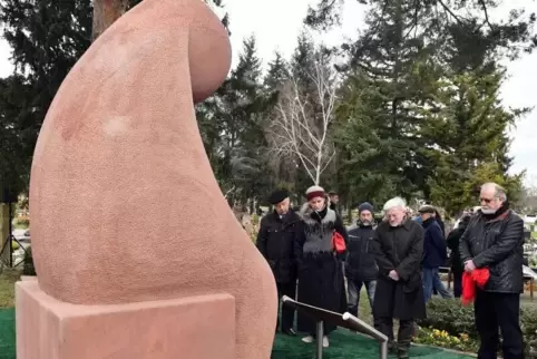 Vor der Skulptur „Besinnung“ steht eine neue Gedenktafel, unter anderem enthüllt von Migrationsministerin Anne Spiegel.