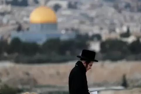 Heiliges Land: Ein orthodoxer Jude vor der Silhouette der Jerusalemer Alstadt und dem Felsendom, der den Muslimen heilig ist.