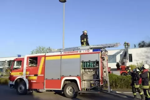 Mittel für die Feuerwehr – hier bei einer Übung im Kreisbad Aquabella – sind gut investiert, hieß es im Mutterstadter Rat.