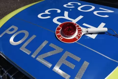 Die Polizei stoppte den Fußgänger. 