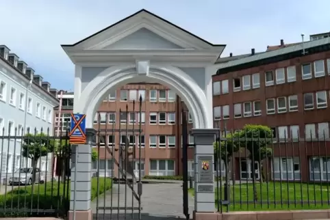 Vor dem Amtsgericht muss sich ein Mann verantworten, der seine Ex-Freundin misshandelt haben soll.