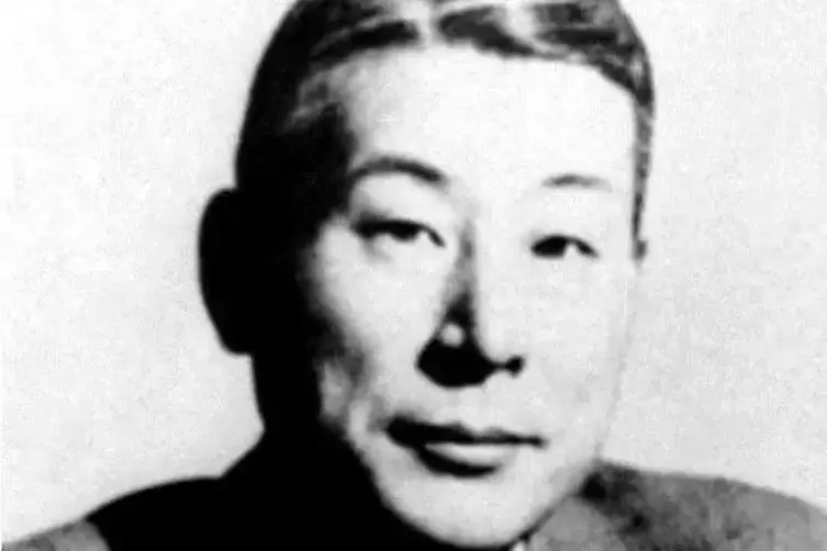 Nach Kriegsende wird der Diplomat von der japanischen Regierung gebeten, aus dem Dienst auszuscheiden &ndash; die Beh&ouml;rde muss Stellen