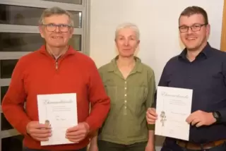 Vorsitzende Isolde Gilcher zeichnet Heiner Cappel (links) und Philipp Gruber als Vertreter der Ortsgemeinde für 40-jährige Mitgl