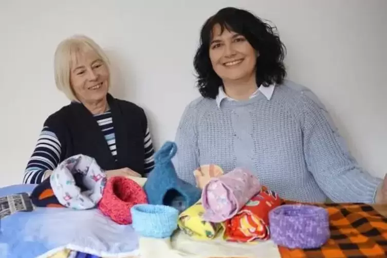 Bei Petra Grote (links) wurden die Sachen gelagert, die Frauen aus ganz Rheinland-Pfalz gen&auml;ht und zu Heidi Sch&auml;dler geschickt h