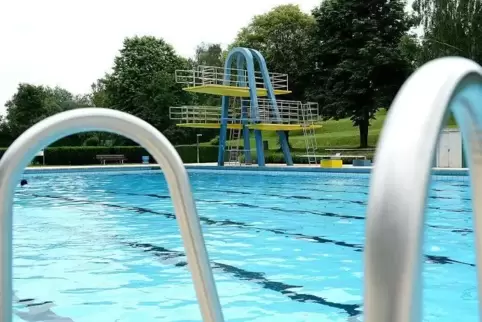 Eine Aufnahme des Schwimmbades noch vor der Sanierung.