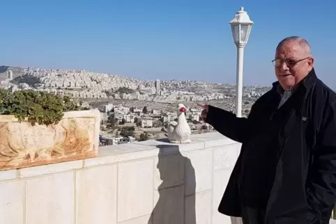 Michel Nasser zeugt auf die israelische Siedlung Har Homa. Die wurde auf einstigem Palästinensergebiet gebaut, beklagt er. Nur e