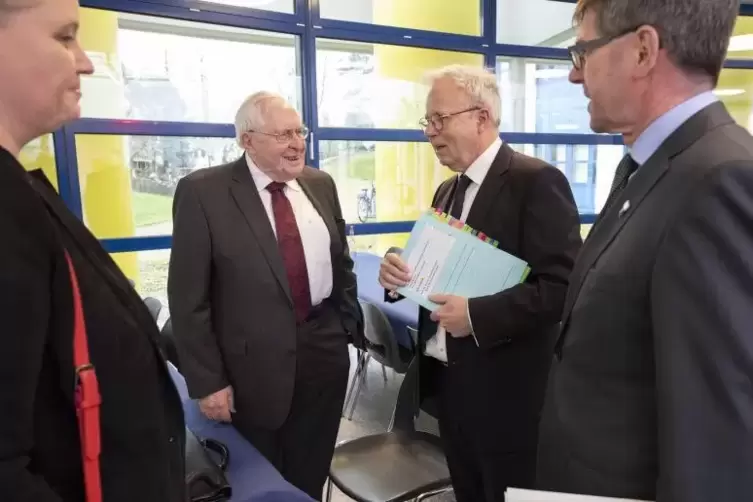 Im Gespräch: TU-Präsident Helmut Schmidt und Bernhard Vogel, bei der Gründung der Universität Kultusminister.