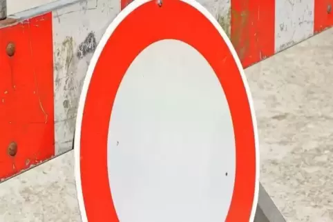 Am Montag und wahrscheinlich auch am Dienstag gesperrt: die Straße „Konrad-Adenauer-Platz“ in Dudenhofen.