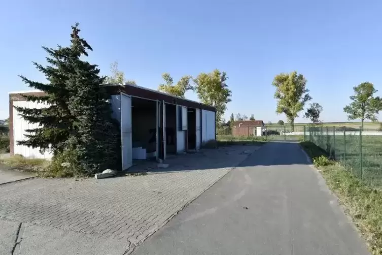 Im ehemaligen Kl&auml;ranlagengeb&auml;ude in Dirmstein soll die Grillh&uuml;tte neben einem Lagerraum entstehen.