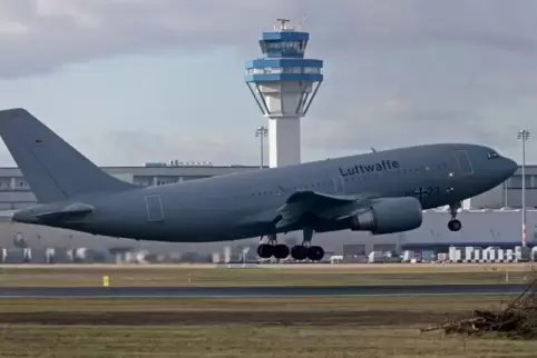 Der Airbus A310 „Kurt Schumacher“ ist am Freitagmittag in Köln gestartet. 