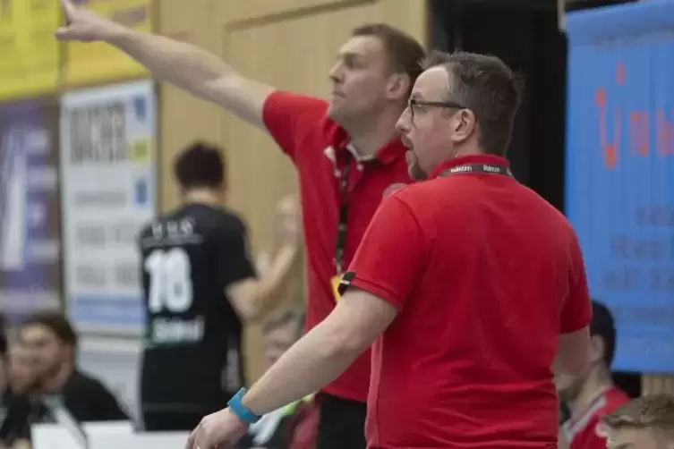 Die Teamarbeit auf der VTZ-Bank zwischen Philip Wiese (hinten) und Kai Schumann klappte beim Debüt der neuen Trainer gut.