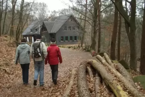 Wanderhütten wie die „Dicke Eiche“ bei Hauenstein laden hungrige und durstige Wanderer zur Einkehr ein.