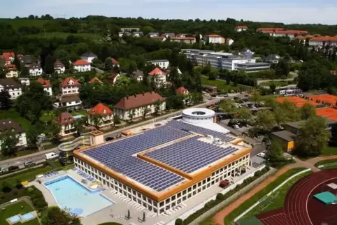 Besitzer des Zweibrücken-Passes sollen für städtische Einrichtungen – wie hier das Hallenbad – nur die Hälfte an Eintritt zahlen