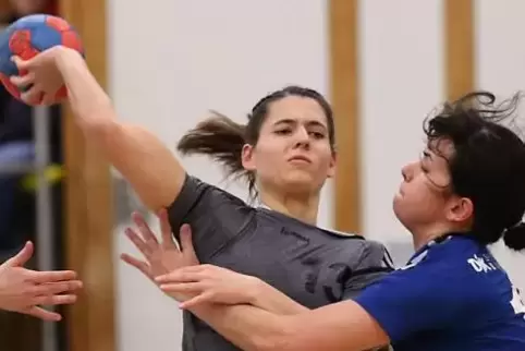 Auf so einen Sahnetag von Annalena Frank (mit Ball) mit 14 Toren wie im Hinspiel hofft SV-Trainer Rüdiger Lydorf wieder.