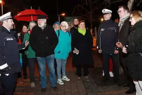 Bahnhofsbereich unter die Lupe genommen: Polizeihauptkommissar Matthias Schramm (links) im Gespräch mit Bürgern und (von rechts)