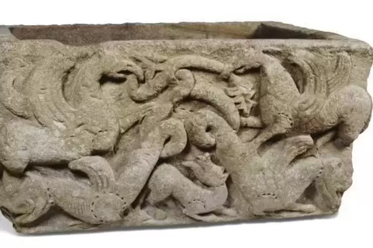 Ein Architekturfragment von Hildegards Kloster auf dem Disibodenberg, sp&auml;ter als Keltertrog genutzt.