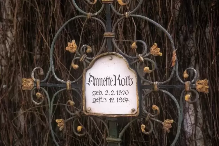 Das Grab der Dichterin auf dem Bogenhausener Friedhof in M&uuml;nchen.