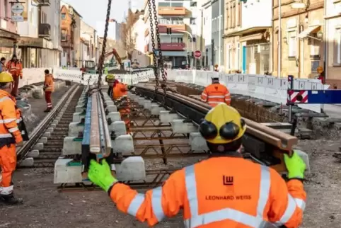 Carl-Bosch-Straße: Die neuen Gleise werden eingebaut. 