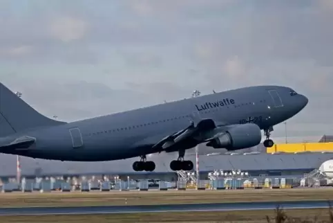 Der Airbus A310 „Kurt Schumacher“ startet auf dem Flughafen Köln Bonn, um Deutsche aus Wuhan auszufliegen.