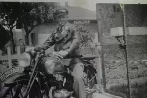 Heinz Müllers Vater auf dem Motorrad, mit dem er zum verwundeten Sohn fuhr.