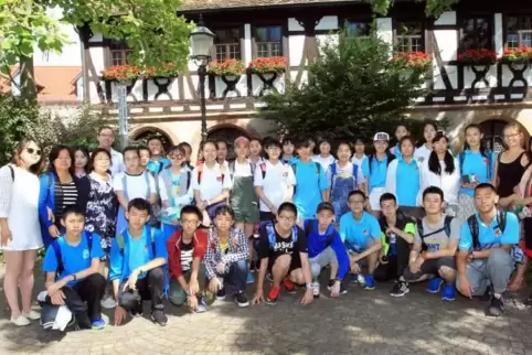 Regelmäßig reisen chinesische Schüler nach Schifferstadt – hier eine Gruppe vor einigen Jahren vor dem Alten Rathaus – und Schif