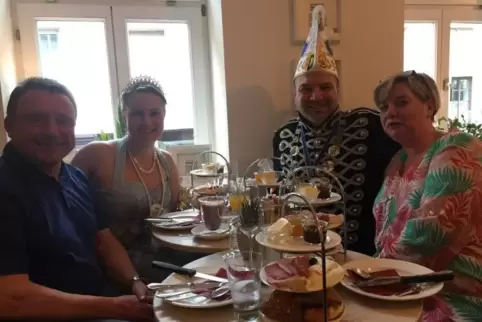 Frühstücksplausch (v.l.): Roger Bloemecke, Prinzessin Maren-Michelle I., Prinz Naro I. und Gisela Bloemecke.