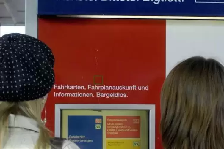 An Fahrkartenautomaten an Pfälzer Bahnhöfen lassen sich die Weiterfahrt-Tickets lösen – wenn man weiß wie. .