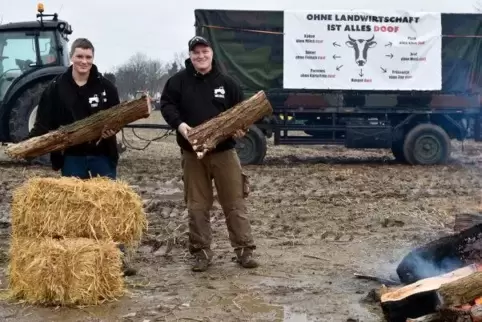 Michael Zapf und sein Sohn Tobias wollen mit anderen Landwirten auf die Nöte der Bauern aufmerksam machen.