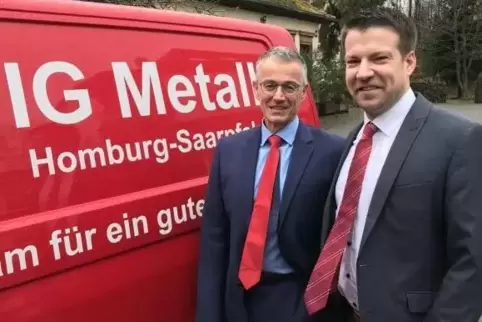 Ihre Verträge als erste und zweite Bevollmächtigte der IG Metall Saarpfalz wurden um vier Jahre verlängert: Ralf Reinstädtler (l