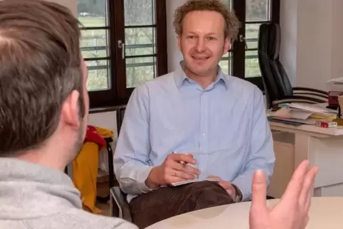 Markus (vorne) im Gespräch mit Chefarzt Derik Hermann.