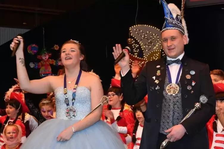 Der Einmarsch des Prinzenpaars in Ha&szlig;loch.