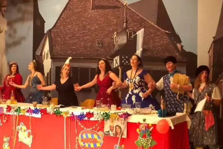 Frauenpower in Deidesheim (v.l.): Nadine I., Leonie I., Svenja Egersd&ouml;rfer, Aischa I., Stephanie I. sowie Marion Schneider und C