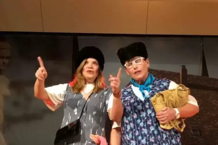 In Deidesheim in der B&uuml;tt: Marion Schneider und Christa Bohl&auml;nder.