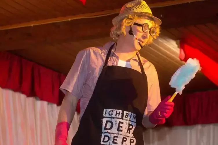 &bdquo;Ich bin der Depp&ldquo; prangt auf seiner Sch&uuml;rze: Christoph Fr&uuml;chtl als geplagter Hausmann.