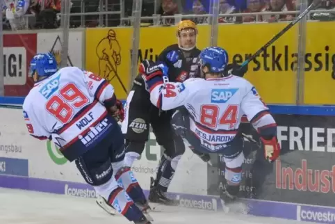 Adler Andrew Desjardins wird von Will Weber gecheckt. Links der Mannheimer David Wolf.