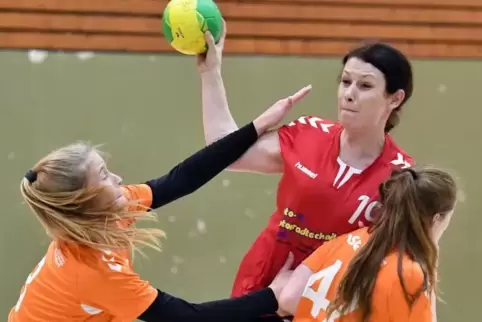 Kaum ein Durchkommen im Angriff: Sabine Leibrock (am Ball) und ihre Meckenheimerinnen taten sich in der Offensive sehr schwer.