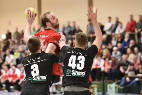 Der Offenbacher Maximilian Daum zieht an Moritz Happersberger (links) und Moritz Brestrich vorbei.