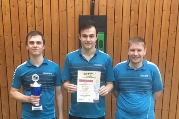 Freuten sich über den Sieg im Tischtennis-Bezirkspokal der Bezirksligen/-klassen: (von links) Jonas Greiner, Jan Breiner und Dom