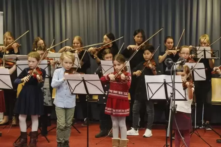 Der Violin-Nachwuchs im Ensemble „Albinissimo“ stellte sich mit Unterstützung des Vorzeige-Streichorchesters Alba dem Publikum.